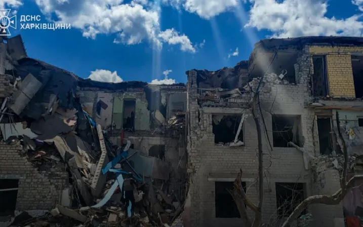 Tòa nhà chung cư bị hư hại ở Kupiansk-Vuzlovyi sau cuộc tấn công của Nga (Ảnh: State Emergency Service of Kharkov Oblast)
 Tòa nhà chung cư bị hư hại ở Kupiansk-Vuzlovyi sau cuộc tấn công của Nga (Ảnh: State Emergency Service of Kharkov Oblast)