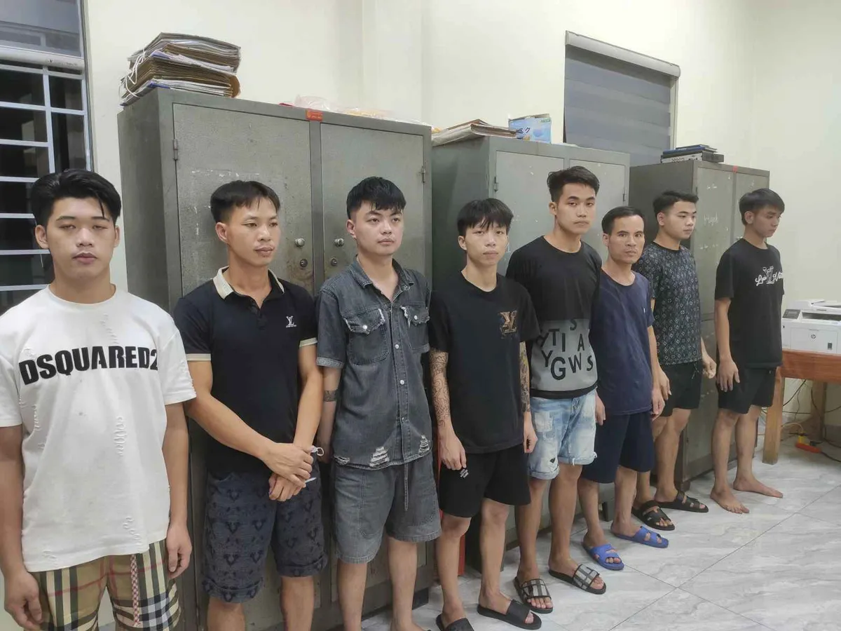 Kiểm tra quán karaoke ở Hưng Yên, phát hiện 18 nam, nữ dương tính ma túy - Ảnh 2.