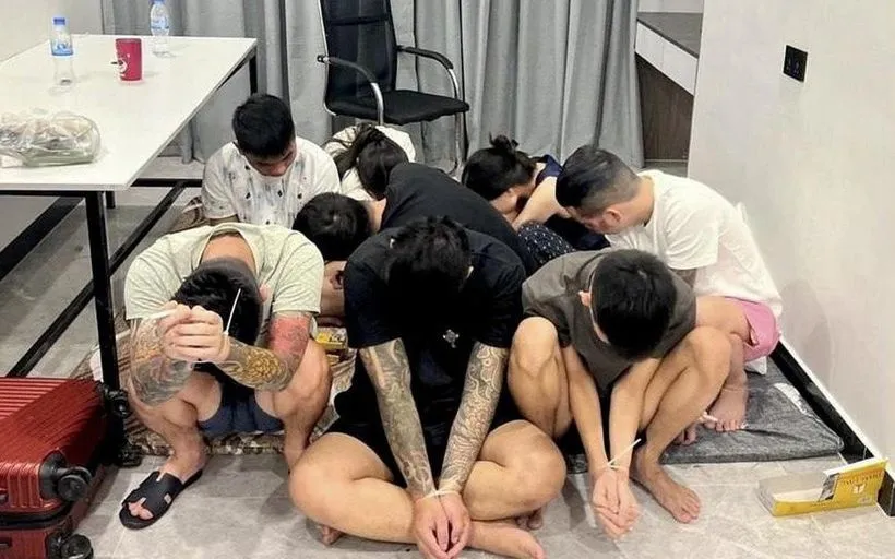 Các nghi phạm bị bắt giữ trong cuộc đột kích vào một trung tâm lừa đảo ở Phnom Penh, Campuchia, ngày 16/7/2025 (Ảnh: EPA) Các nghi phạm bị bắt giữ trong cuộc đột kích vào một trung tâm lừa đảo ở Phnom Penh, Campuchia, ngày 16/7/2025 (Ảnh: EPA)