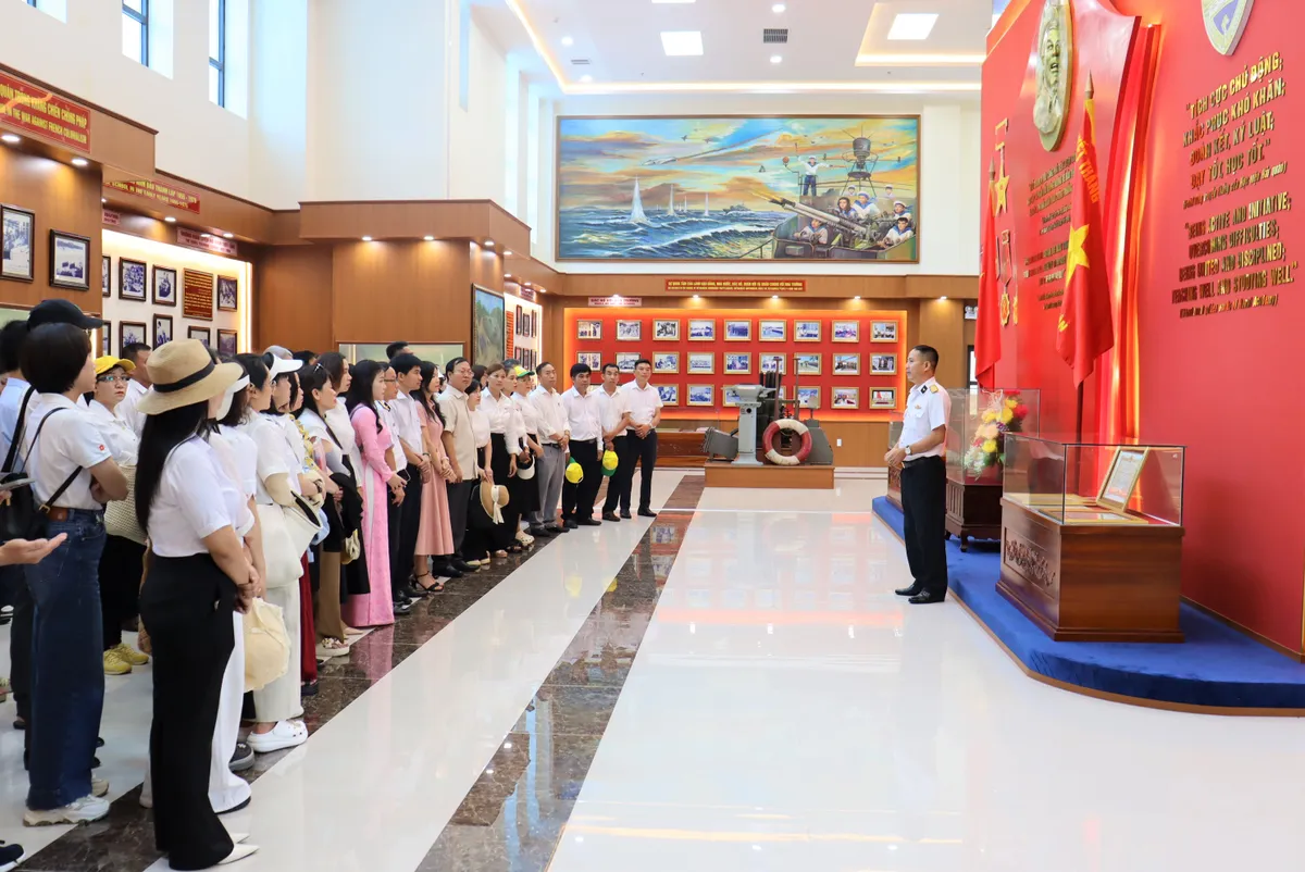 Học viện Hải quân thông tin về biển, đảo cho 80 cán bộ, giảng viên, học viên Trường Chính trị tỉnh Đắk Lắk - Ảnh 2.
