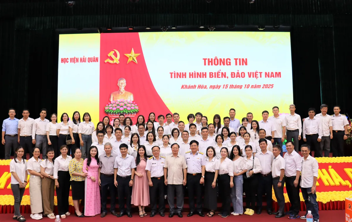 Học viện Hải quân thông tin về biển, đảo cho 80 cán bộ, giảng viên, học viên Trường Chính trị tỉnh Đắk Lắk - Ảnh 3.