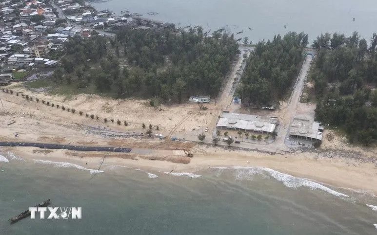 Công trình kè mềm được Huế triển khai xây dựng gần với điểm sạt lở ở biển Thuận An. (Ảnh: Văn Dũng/TTXVN)