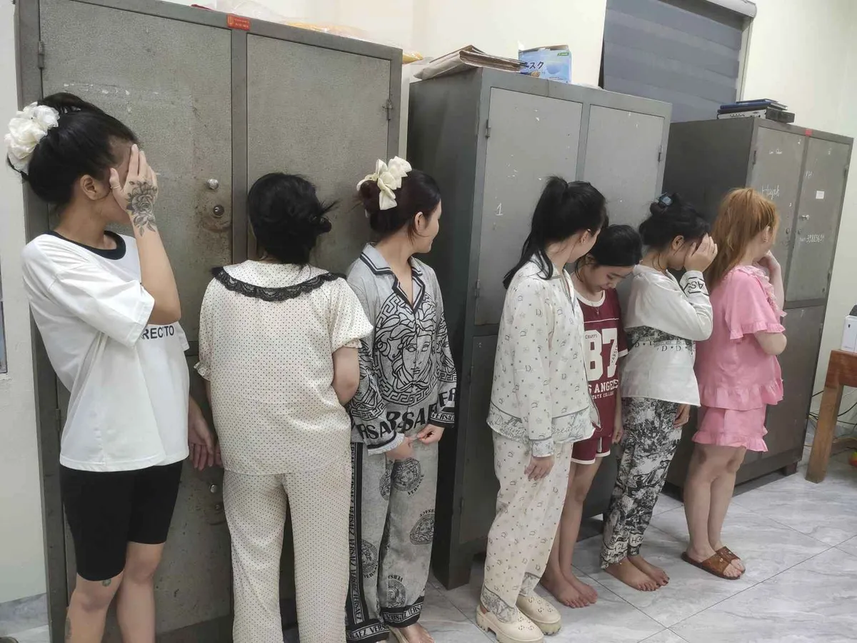 Kiểm tra quán karaoke ở Hưng Yên, phát hiện 18 nam, nữ dương tính ma túy - Ảnh 1.
