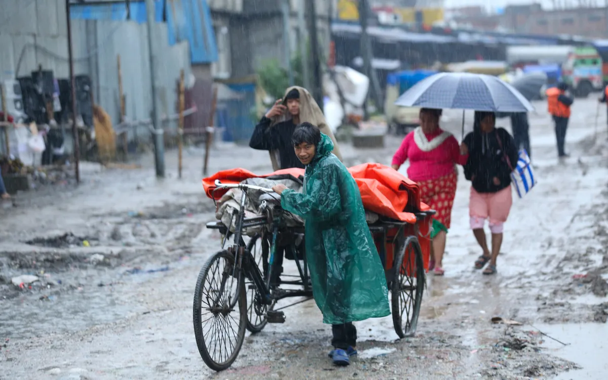 Người dân chạy lụt tại Nepal, tháng 10/2025 (Ảnh: AFP) Người dân chạy lụt tại Nepal, tháng 10/2025 (Ảnh: AFP)