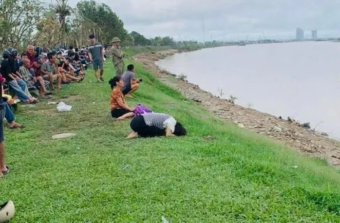 Vụ nghi bố ôm 2 con nhảy cầu: Tìm thấy thi thể 2 bé gái - Ảnh 1.