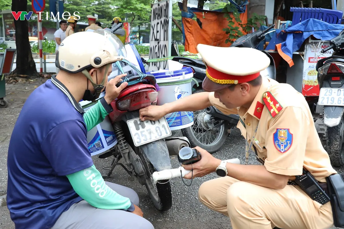 Hà Nội: Xử phạt nghiêm hành vi che, dán biển kiểm soát - Ảnh 4.