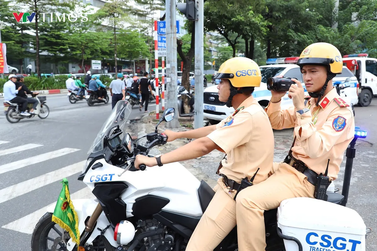 Hà Nội: Xử phạt nghiêm hành vi che, dán biển kiểm soát - Ảnh 2.