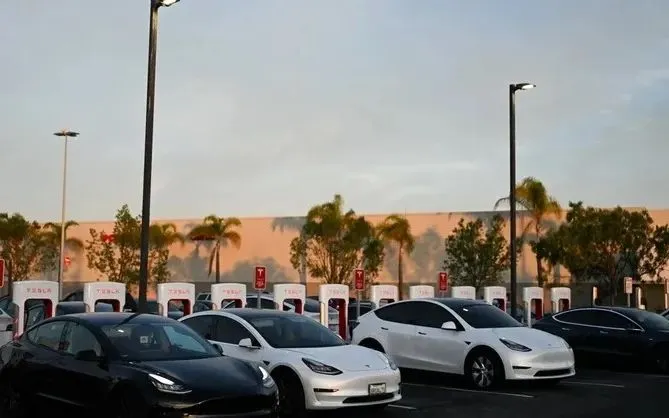 Các xe ôtô điện của Tesla tại trạm sạc ở California, Mỹ. (Ảnh: AFP/TTXVN) Các xe ôtô điện của Tesla tại trạm sạc ở California, Mỹ. (Ảnh: AFP/TTXVN)