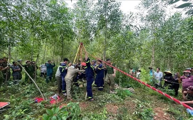 Cơ quan chức năng cứu hộ ông Phan Văn Hóa đang nằm dưới giếng sâu. Ảnh: TTXVN Cơ quan chức năng cứu hộ ông Phan Văn Hóa đang nằm dưới giếng sâu. Ảnh: TTXVN
