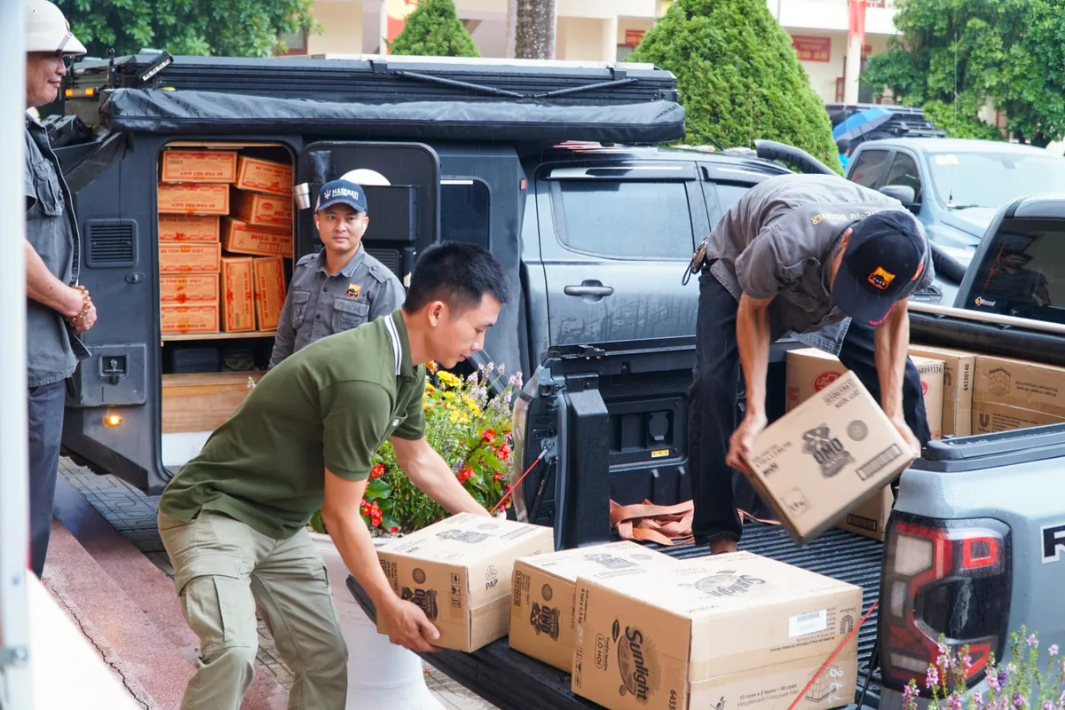 Đoàn Thanh niên VTV trao quà hỗ trợ người dân Thái Nguyên khắc phục hậu quả mưa lũ- Ảnh 15. Đoàn Thanh niên VTV trao quà hỗ trợ người dân Thái Nguyên khắc phục hậu quả mưa lũ- Ảnh 15.