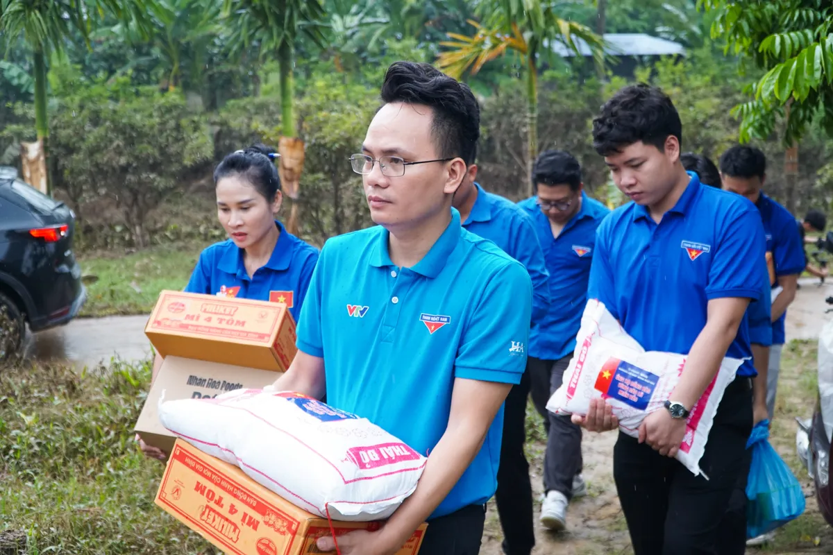 Đoàn Thanh niên VTV trao quà hỗ trợ người dân Thái Nguyên khắc phục hậu quả mưa lũ- Ảnh 2. Đoàn Thanh niên VTV trao quà hỗ trợ người dân Thái Nguyên khắc phục hậu quả mưa lũ- Ảnh 2.
