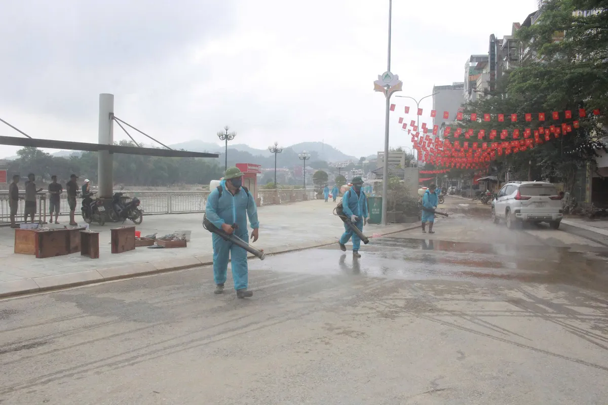Cao Bằng tổng lực phun khử khuẩn môi trường, ngăn dịch bệnh bùng phát sau bão lũ- Ảnh 3. Cao Bằng tổng lực phun khử khuẩn môi trường, ngăn dịch bệnh bùng phát sau bão lũ- Ảnh 3.