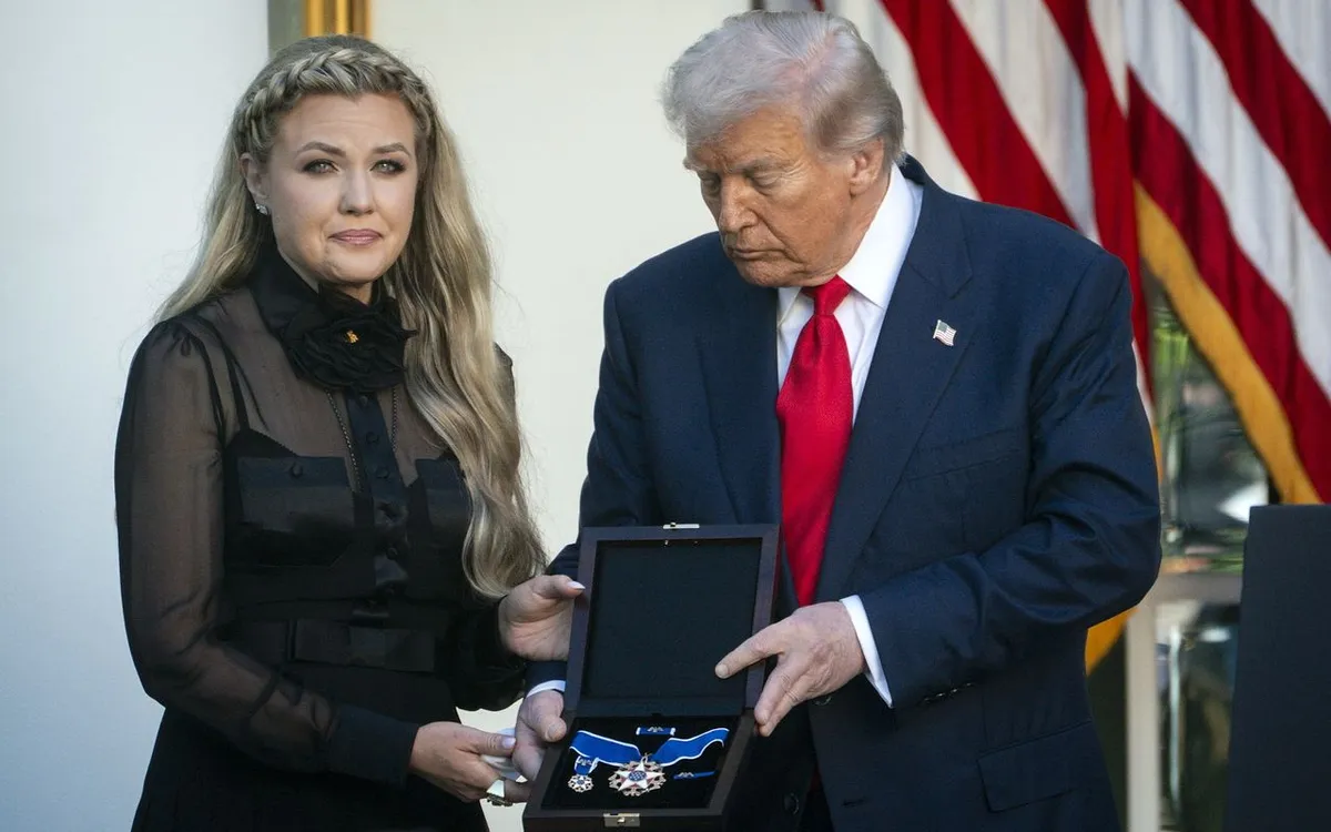 Góa phụ Erika Kirk (trái) - vợ của Charlie Kirk, và Tổng thống  Donald Trump tham dự buổi lễ truy tặng Huân chương Tự do của Tổng thống Mỹ cho Charlie Kirk, tại Nhà Trắng, ngày 14/10/2025 (Ảnh: EPA/Yonhap) Góa phụ Erika Kirk (trái) - vợ của Charlie Kirk, và Tổng thống  Donald Trump tham dự buổi lễ truy tặng Huân chương Tự do của Tổng thống Mỹ cho Charlie Kirk, tại Nhà Trắng, ngày 14/10/2025 (Ảnh: EPA/Yonhap)