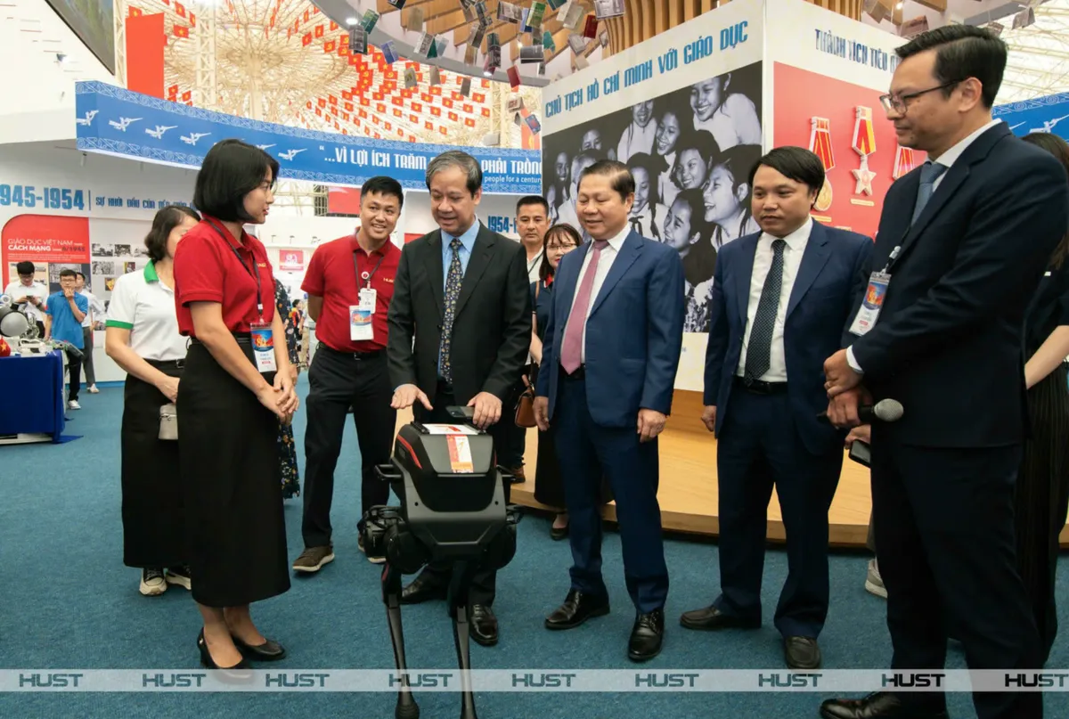 Đại học Bách khoa Hà Nội lên tiếng về việc dán logo lên robot trưng bày tại triển lãm- Ảnh 1.