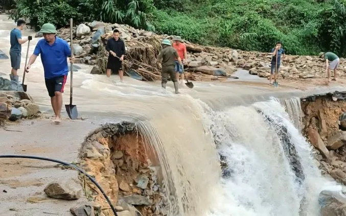 Chính quyền xã Tiên Yên khuyến cáo người dân không tự ý đi qua các khu vực sạt lở, ngập sâu. (Ảnh: TTXVN)