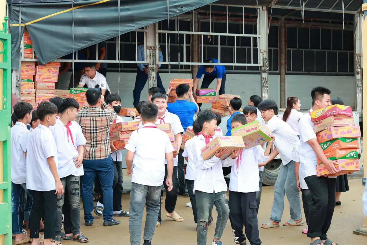 Đoàn Thanh niên VTV trao quà hỗ trợ người dân Thái Nguyên khắc phục hậu quả mưa lũ- Ảnh 19. Đoàn Thanh niên VTV trao quà hỗ trợ người dân Thái Nguyên khắc phục hậu quả mưa lũ- Ảnh 19.