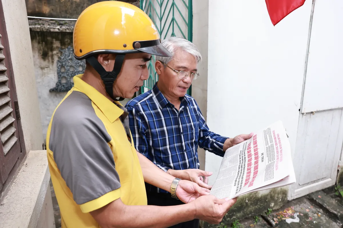 Chuyển phát gần 110.000 bản phụ trương công bố dự thảo các văn kiện trình Đại hội XIV đến độc giả cả nước- Ảnh 1.