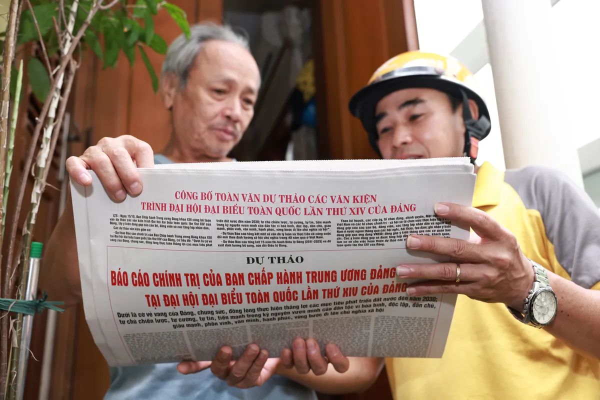 Chuyển phát gần 110.000 bản phụ trương công bố dự thảo các văn kiện trình Đại hội XIV đến độc giả cả nước- Ảnh 2.