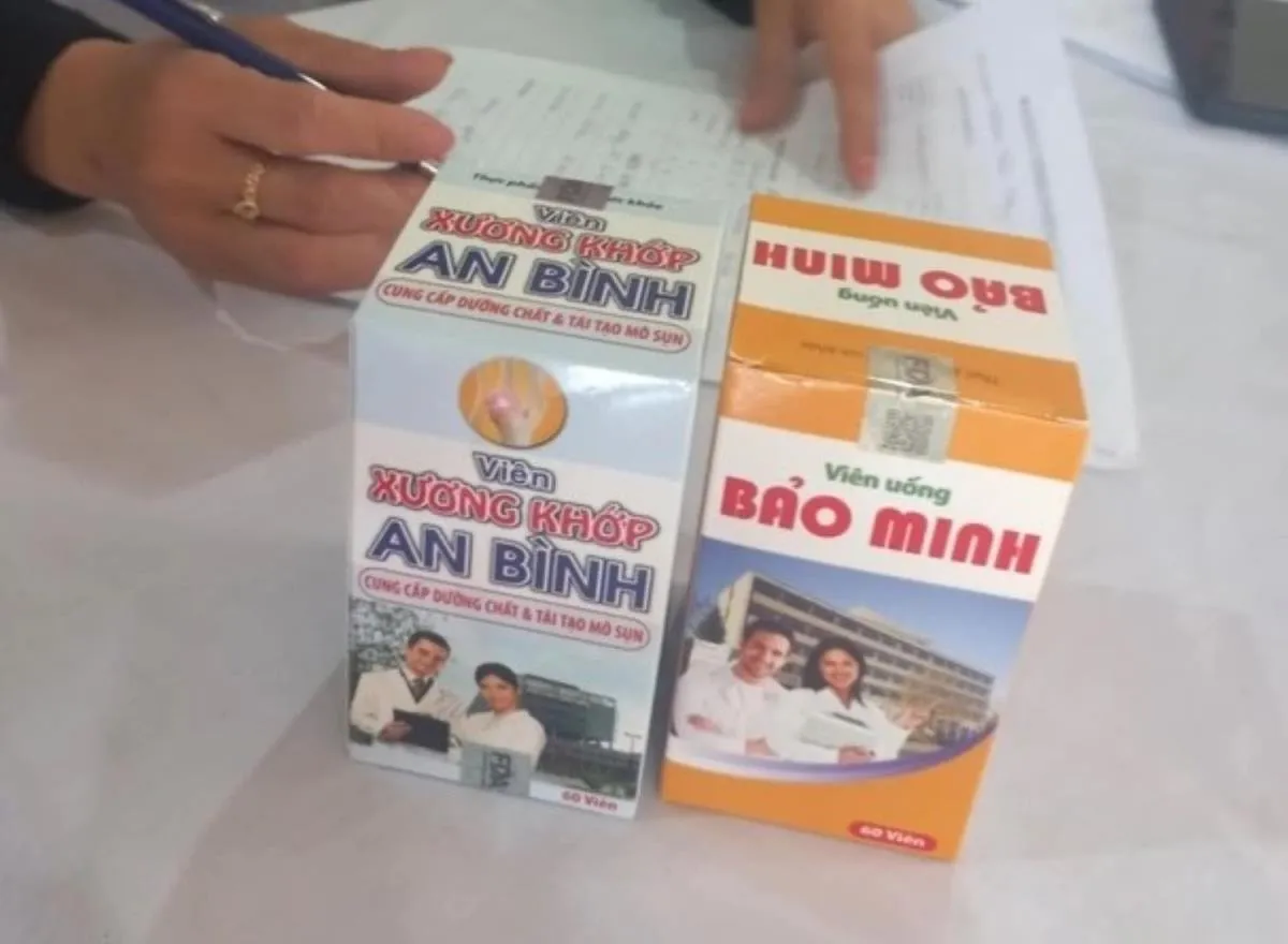 Khởi tố đối tượng giả danh 'khám bệnh miễn phí' để lừa bán thực phẩm chức năng - Ảnh 1.