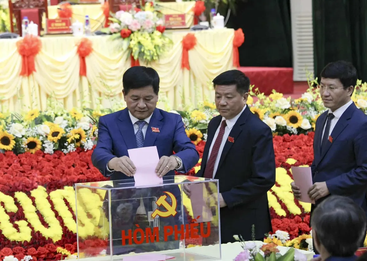 Ông Trần Tiến Dũng được bầu giữ chức Bí thư Tỉnh ủy Điện Biên - Ảnh 5.