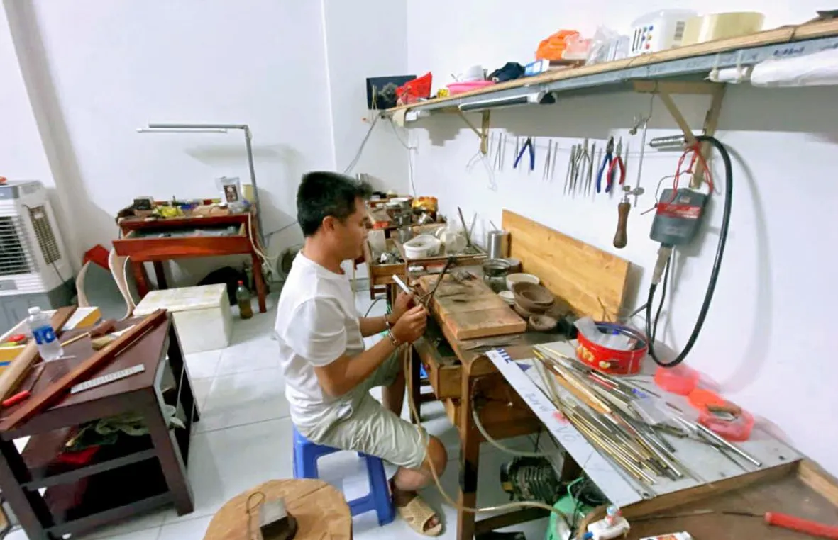 Phá đường dây lừa đảo liên tỉnh bằng chiêu “vàng giả gắn móc thật” - Ảnh 1.