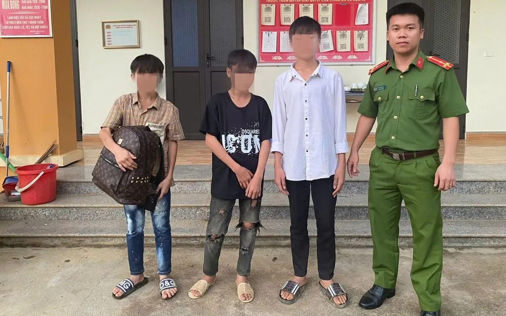 3 cháu tại trụ sở Công an xã. (Ảnh: CA) 3 cháu tại trụ sở Công an xã. (Ảnh: CA)