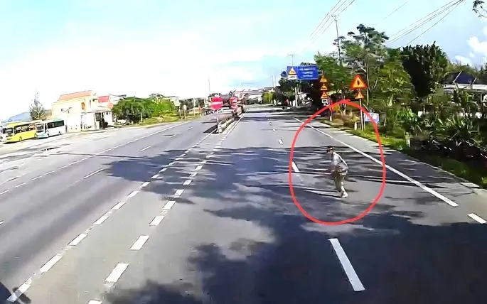 Hình ảnh ông N.T.T. nghi lao vào xe tải tự tử được ghi lại bằng camera hành trình