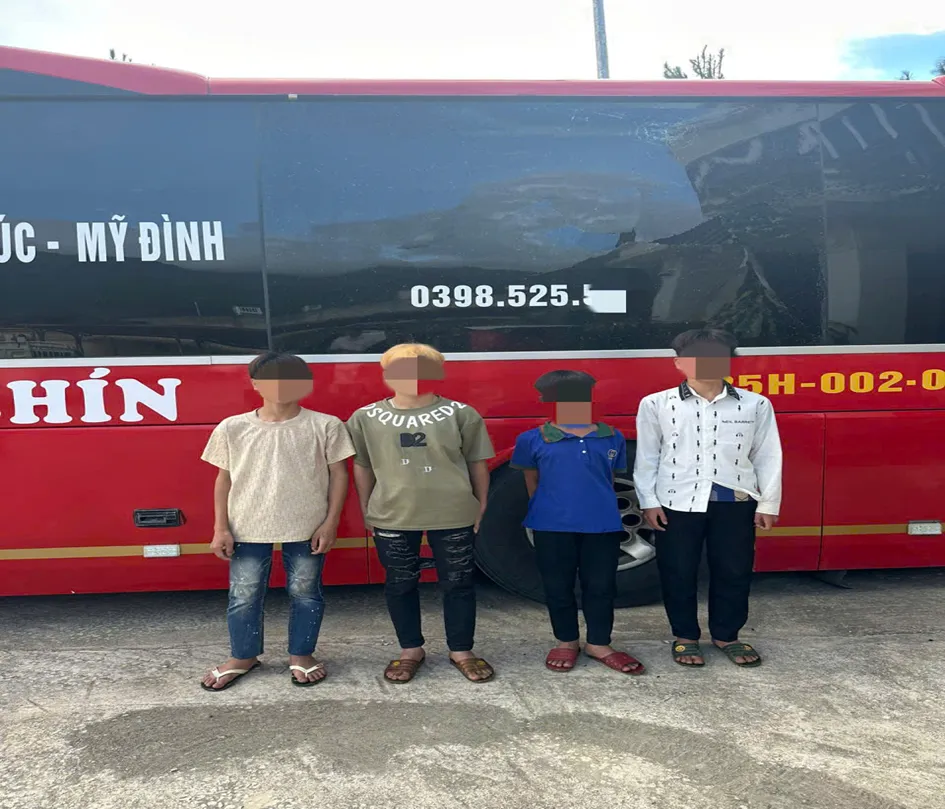 Làm rõ nhóm thiếu niên ném đá vào nhiều xe khách trên Quốc lộ 32 (Lai Châu)  - Ảnh 1.