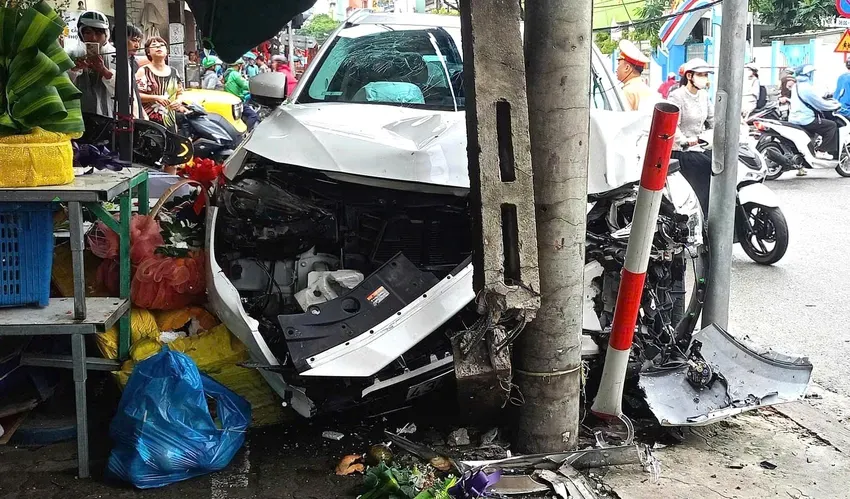 Ô tô húc văng xe máy rồi lao vào sạp trái cây ở Đà Nẵng - Ảnh 1.