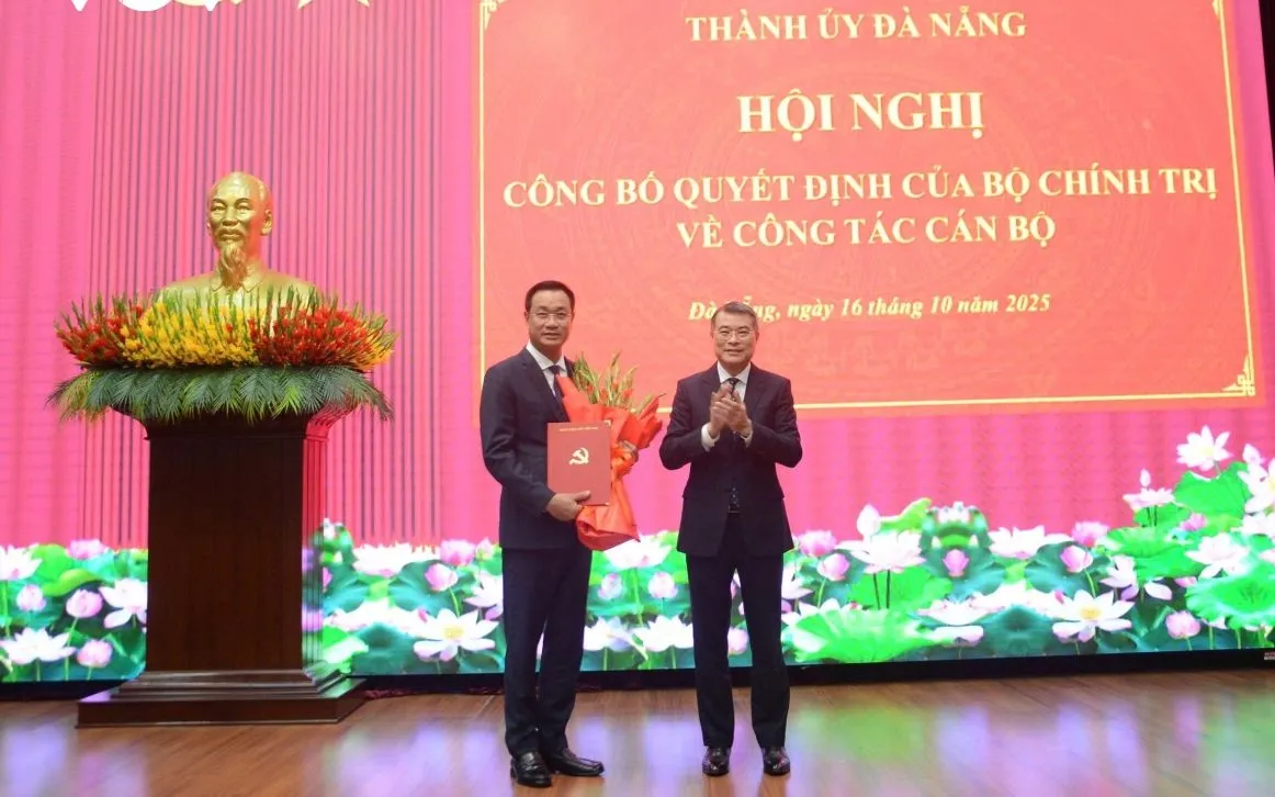 Ông Lê Minh Hưng, Trưởng Ban Tổ chức Trung ương trao quyết định cho ông Lê Ngọc Quang. Ảnh: VOV