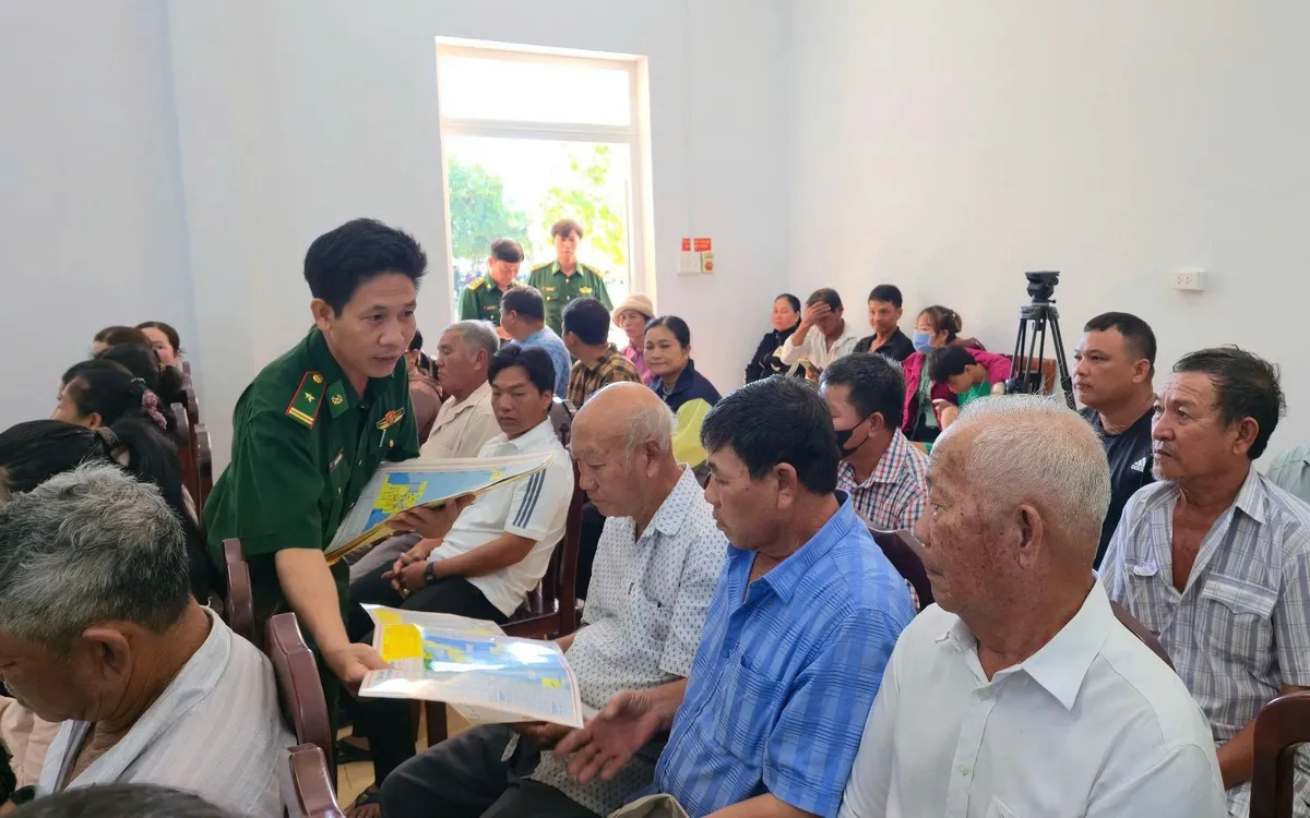 Đồn Biên phòng Phước Hải phát tờ rơi có in tọa độ và thông tin các công trình dầu khí trên biển cho ngư dân. Ảnh: BP. Đồn Biên phòng Phước Hải phát tờ rơi có in tọa độ và thông tin các công trình dầu khí trên biển cho ngư dân. Ảnh: BP.