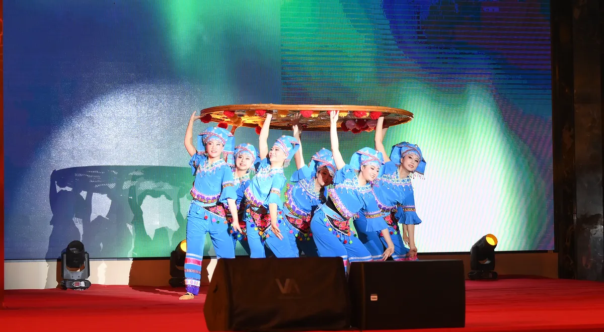 Thắt chặt tình hữu nghị biên cương qua giao lưu văn hóa, thể thao - Ảnh 2.