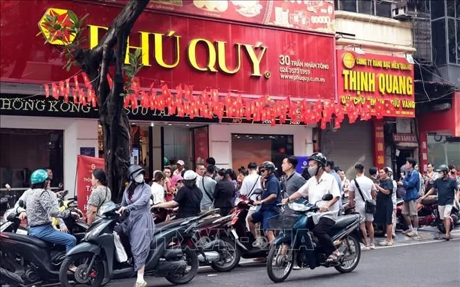 Cửa hàng Công ty Vàng Phú Quý (Hà Nội) từ sáng sớm 16/10 có rất đông người dân xếp hàng chờ mua, bán. Ảnh: Trần Việt/TTXVN Cửa hàng Công ty Vàng Phú Quý (Hà Nội) từ sáng sớm 16/10 có rất đông người dân xếp hàng chờ mua, bán. Ảnh: Trần Việt/TTXVN