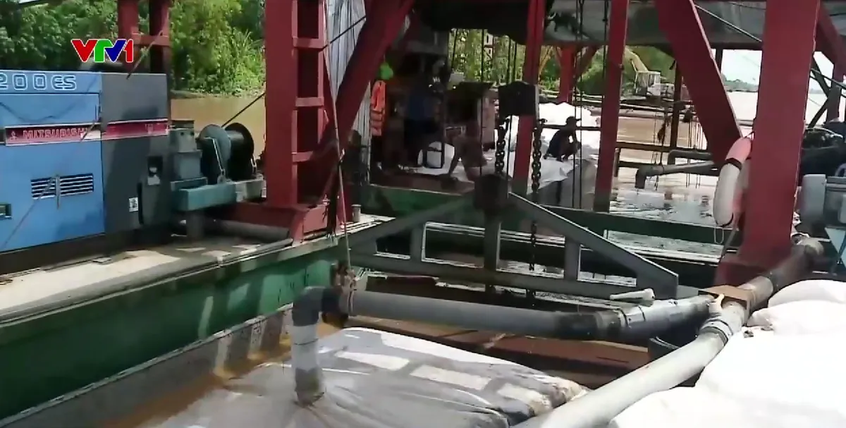 Đồng Tháp khẩn trương khắc phục sạt lở bờ sông Tiền - Ảnh 1.