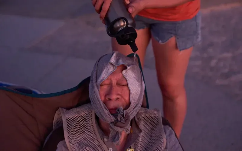 Grace Chyuwei dội nước lên người Joe Chyuwei để hạ nhiệt tại Công viên quốc gia Death Valley, bang California, ngày 3/8/2025 (Ảnh: AP) Grace Chyuwei dội nước lên người Joe Chyuwei để hạ nhiệt tại Công viên quốc gia Death Valley, bang California, ngày 3/8/2025 (Ảnh: AP)