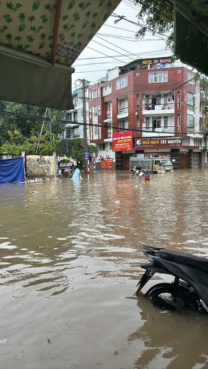 Khánh Hoà: Nhiều tuyến đường bị ngập sâu do mưa lớn- Ảnh 3. Khánh Hoà: Nhiều tuyến đường bị ngập sâu do mưa lớn- Ảnh 3.
