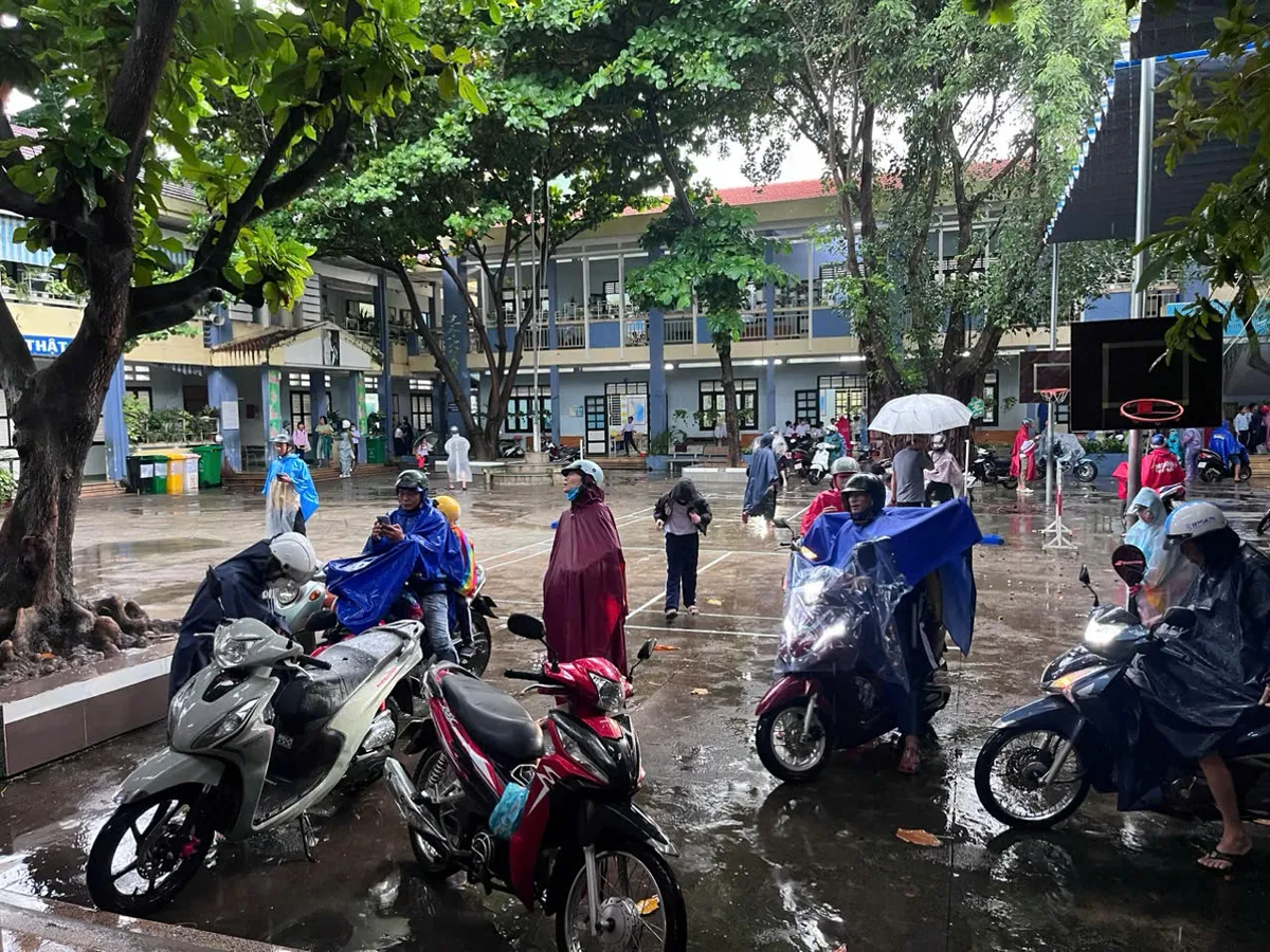 Khánh Hòa: Mưa lớn, các trường chủ động cho học sinh nghỉ học để đảm bảo an toàn- Ảnh 2. Khánh Hòa: Mưa lớn, các trường chủ động cho học sinh nghỉ học để đảm bảo an toàn- Ảnh 2.