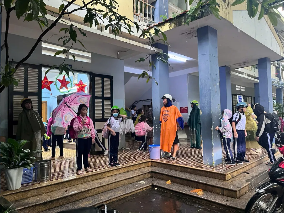Khánh Hoà: Nhiều tuyến đường bị ngập sâu do mưa lớn- Ảnh 4. Khánh Hoà: Nhiều tuyến đường bị ngập sâu do mưa lớn- Ảnh 4.