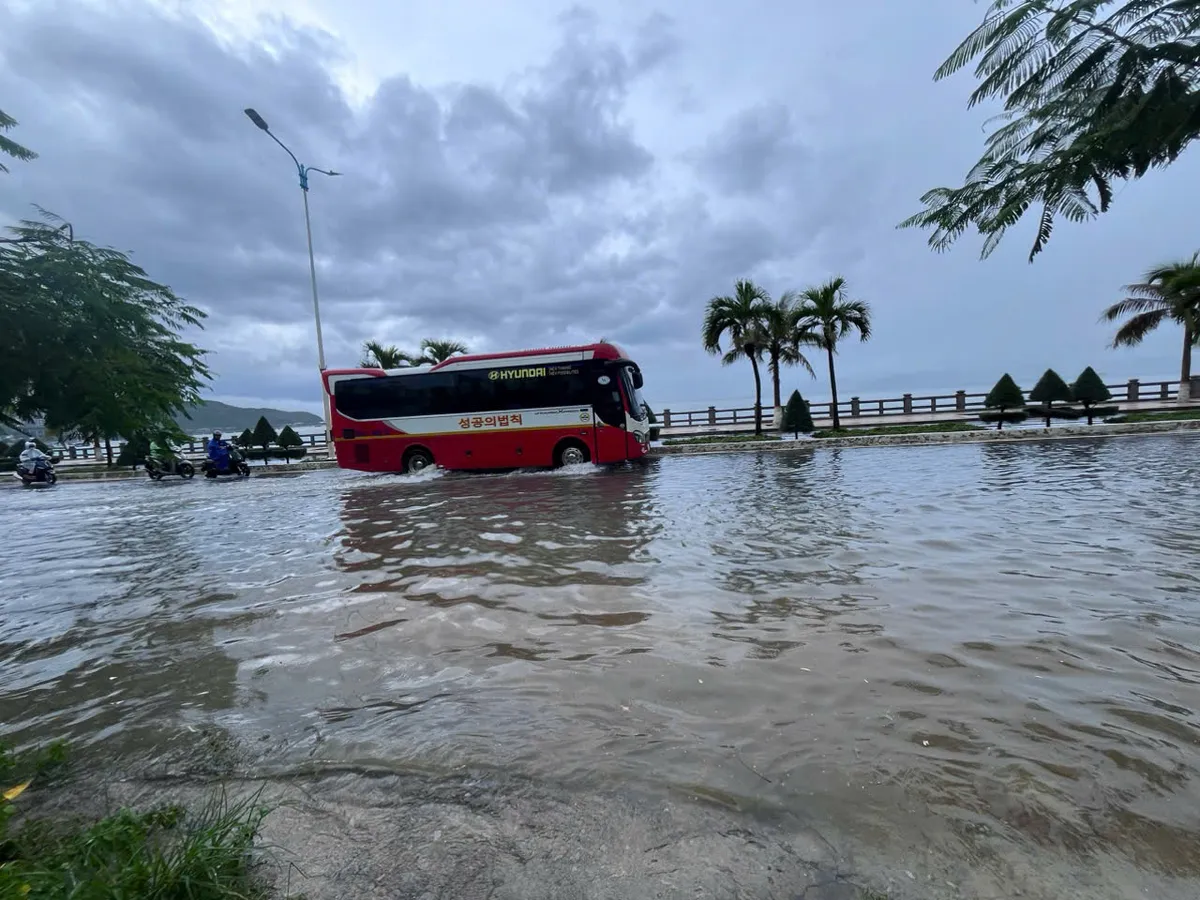 Khánh Hoà: Nhiều tuyến đường bị ngập sâu do mưa lớn- Ảnh 1. Khánh Hoà: Nhiều tuyến đường bị ngập sâu do mưa lớn- Ảnh 1.