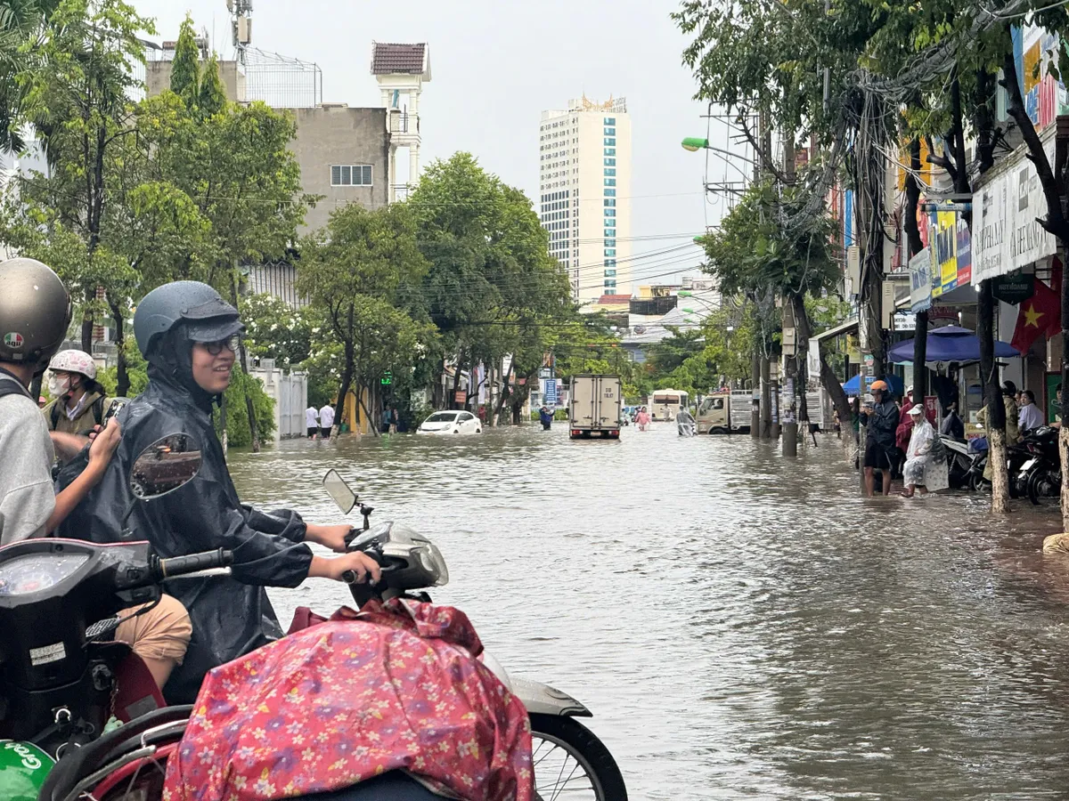 Khánh Hoà: Nhiều tuyến đường bị ngập sâu do mưa lớn- Ảnh 2. Khánh Hoà: Nhiều tuyến đường bị ngập sâu do mưa lớn- Ảnh 2.