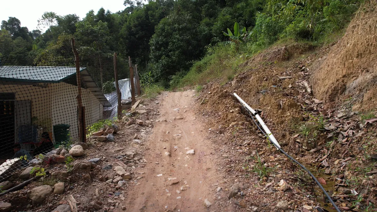 Điểm trường chênh vênh bên sườn núi, mỗi mùa mưa là một lần di dời lớp học- Ảnh 1. Điểm trường chênh vênh bên sườn núi, mỗi mùa mưa là một lần di dời lớp học- Ảnh 1.