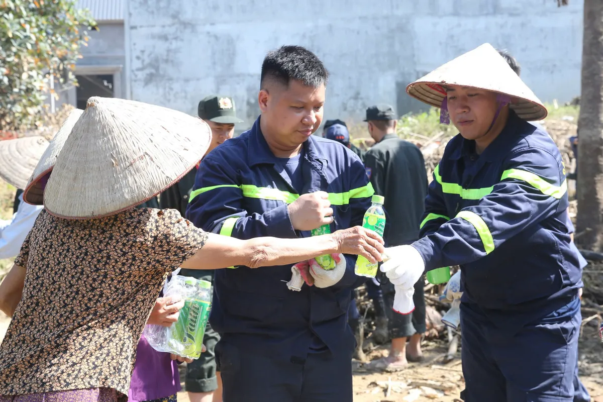 Công an Thủ đô tiếp tục ra quân hỗ trợ người dân khắc phục hậu quả sau mưa lũ - Ảnh 3.