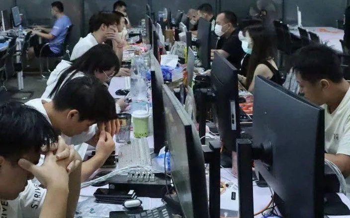 Các nghi phạm đang hoạt động trong một "trại lừa đảo" tại Campuchia (Ảnh: Khmer Times) Các nghi phạm đang hoạt động trong một "trại lừa đảo" tại Campuchia (Ảnh: Khmer Times)