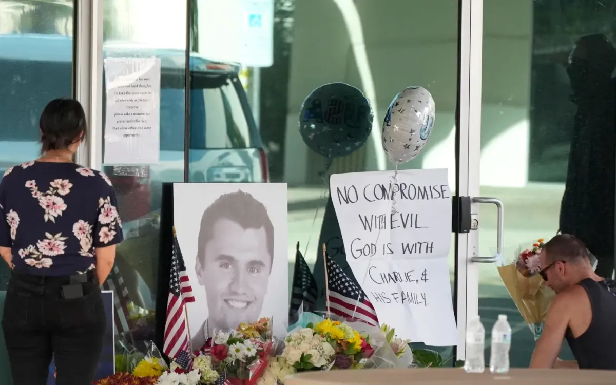 Khu tưởng niệm Charlie Kirk ở trụ sở chính của Turning Point USA tại Phoenix, Arizona ngày 10/9/2025 (Ảnh: AP) Khu tưởng niệm Charlie Kirk ở trụ sở chính của Turning Point USA tại Phoenix, Arizona ngày 10/9/2025 (Ảnh: AP)
