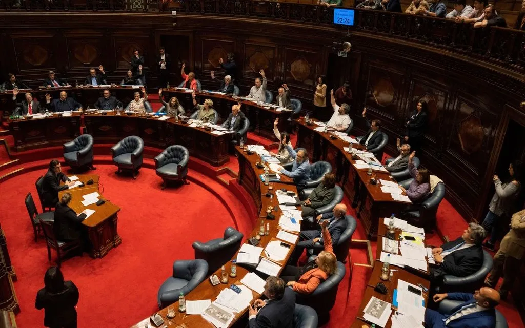 Các thượng nghị sĩ bỏ phiếu ủng hộ dự luật hợp pháp hóa an tử tại Montevideo, Uruguay, ngày 15/10 (Ảnh: AP) Các thượng nghị sĩ bỏ phiếu ủng hộ dự luật hợp pháp hóa an tử tại Montevideo, Uruguay, ngày 15/10 (Ảnh: AP)