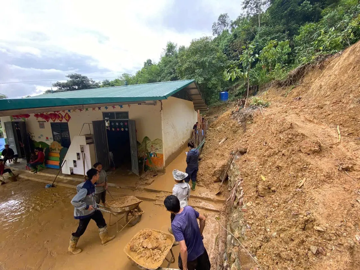 Điểm trường chênh vênh bên sườn núi, mỗi mùa mưa là một lần di dời lớp học- Ảnh 2.