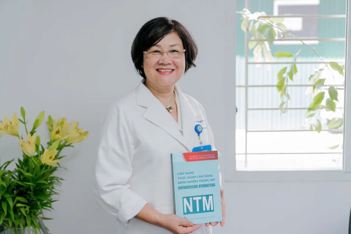 PGS.TS.BS Hoàng Thị Phượng - Chuyên gia đầu ngành trong điều trị bệnh hô hấp với hành trình 40 năm kinh nghiệm- Ảnh 3. PGS.TS.BS Hoàng Thị Phượng - Chuyên gia đầu ngành trong điều trị bệnh hô hấp với hành trình 40 năm kinh nghiệm- Ảnh 3.
