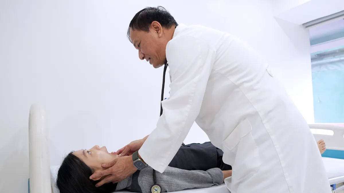 PGS.TS.BSCC Hoàng Tiến Tuyên - Chuyên gia bệnh truyền nhiễm được người bệnh gửi trọn niềm tin - Ảnh 2. PGS.TS.BSCC Hoàng Tiến Tuyên - Chuyên gia bệnh truyền nhiễm được người bệnh gửi trọn niềm tin - Ảnh 2.