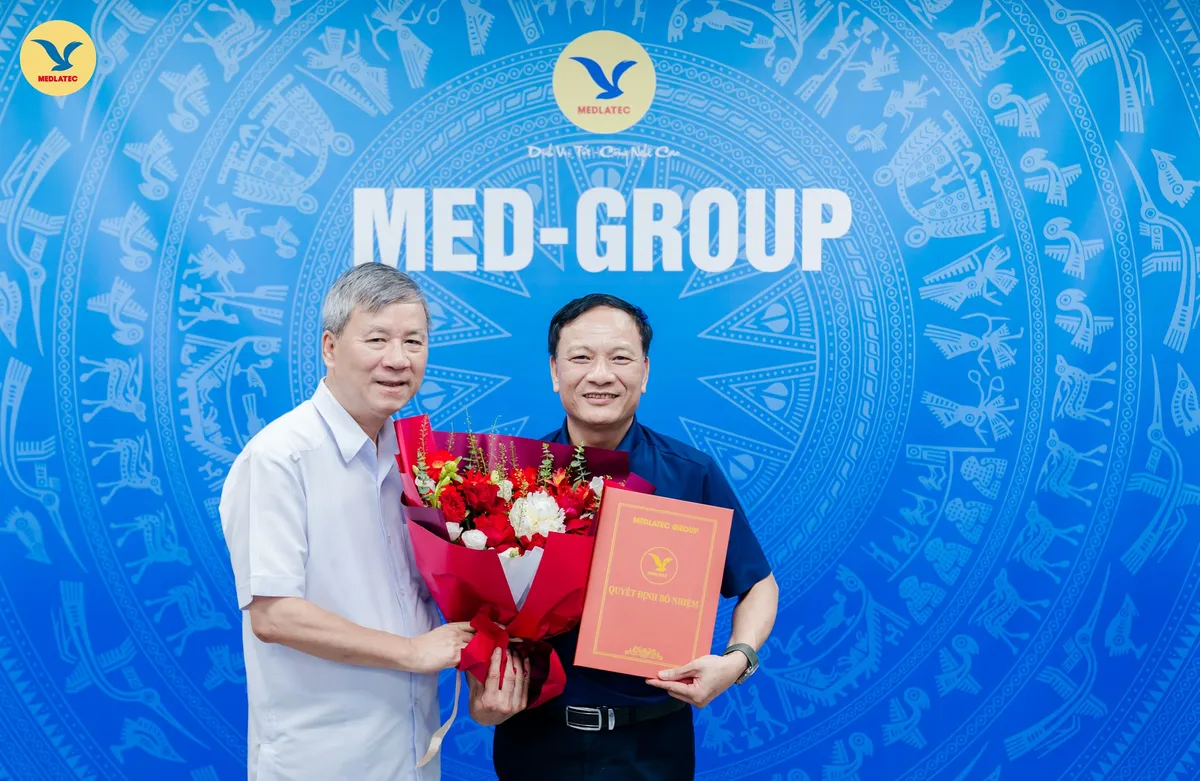 PGS.TS.BSCC Hoàng Tiến Tuyên - Chuyên gia bệnh truyền nhiễm được người bệnh gửi trọn niềm tin - Ảnh 3. PGS.TS.BSCC Hoàng Tiến Tuyên - Chuyên gia bệnh truyền nhiễm được người bệnh gửi trọn niềm tin - Ảnh 3.