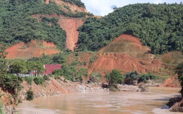 Sạt lở nghiêm trọng ta luy âm trên Quốc lộ 2 (Tuyên Quang).  Sạt lở nghiêm trọng ta luy âm trên Quốc lộ 2 (Tuyên Quang).